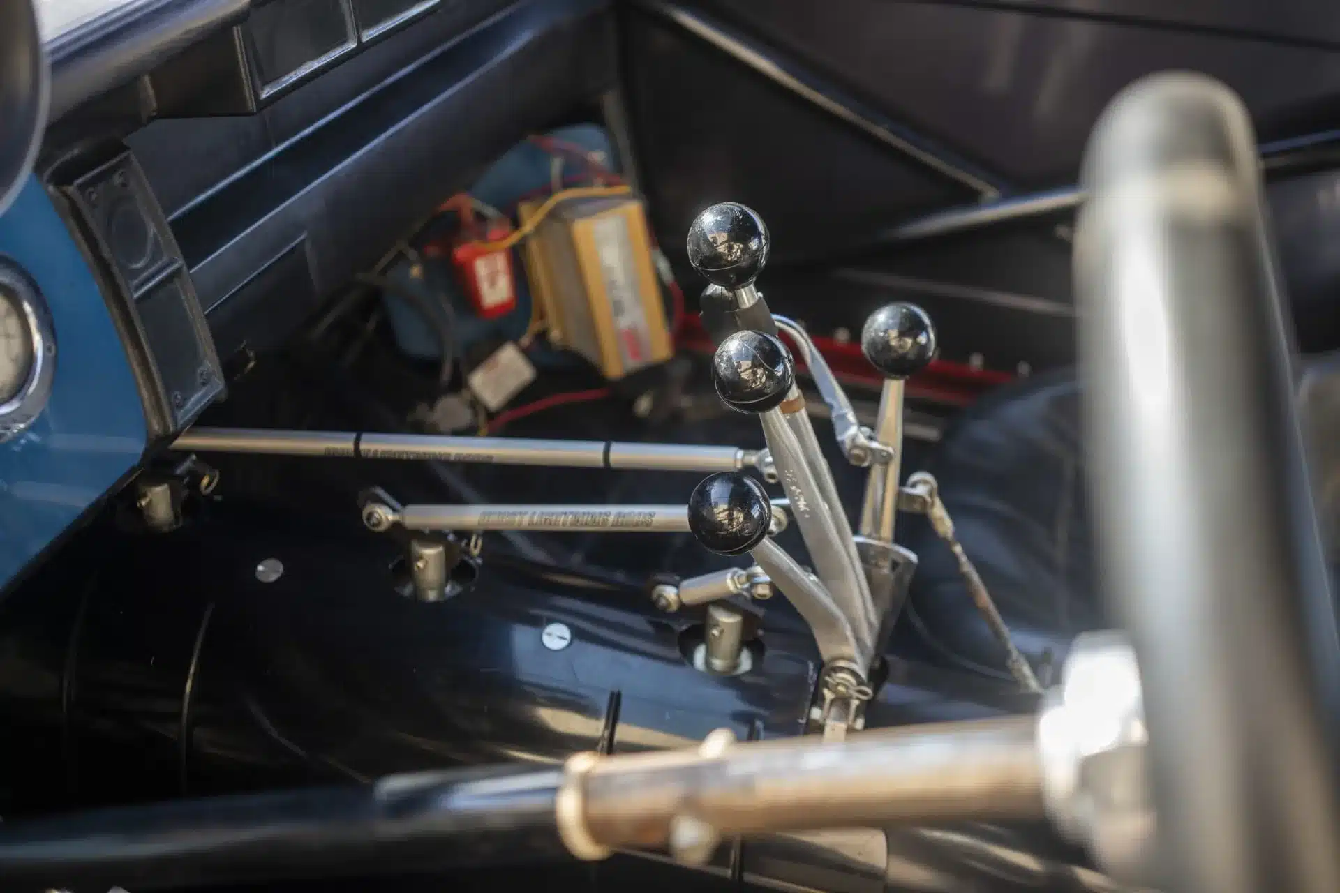 Innenraum eines 1984 Chevrolet Camaro mit mehrfachen Schalthebeln und Motorsport-Umbauten.