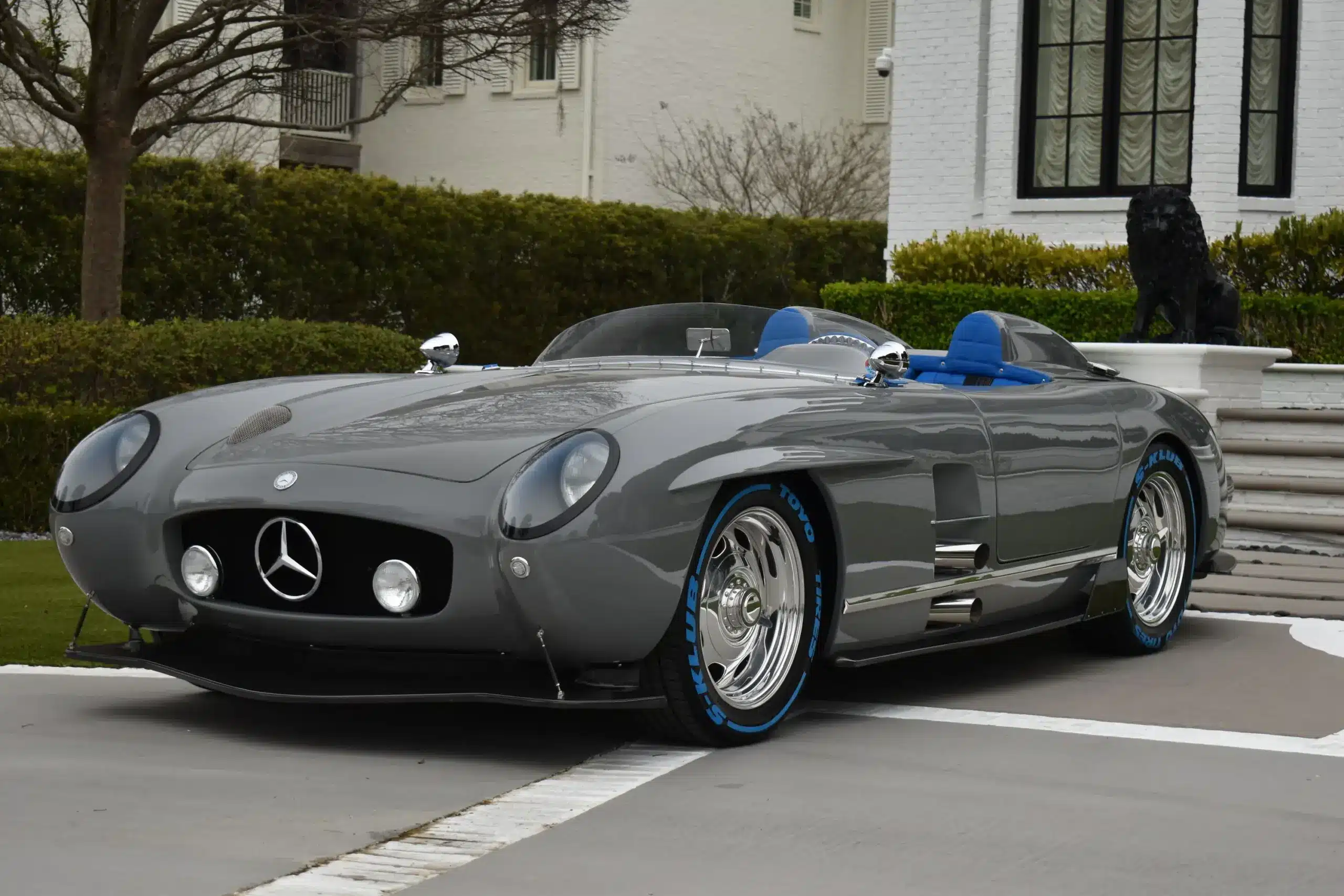 Einzigartiger S-Klub LA Roadster in Nardo-Grau mit blauen Sitzen und Rennsportoptik als Hommage an den Mercedes-Benz 300 SLR.