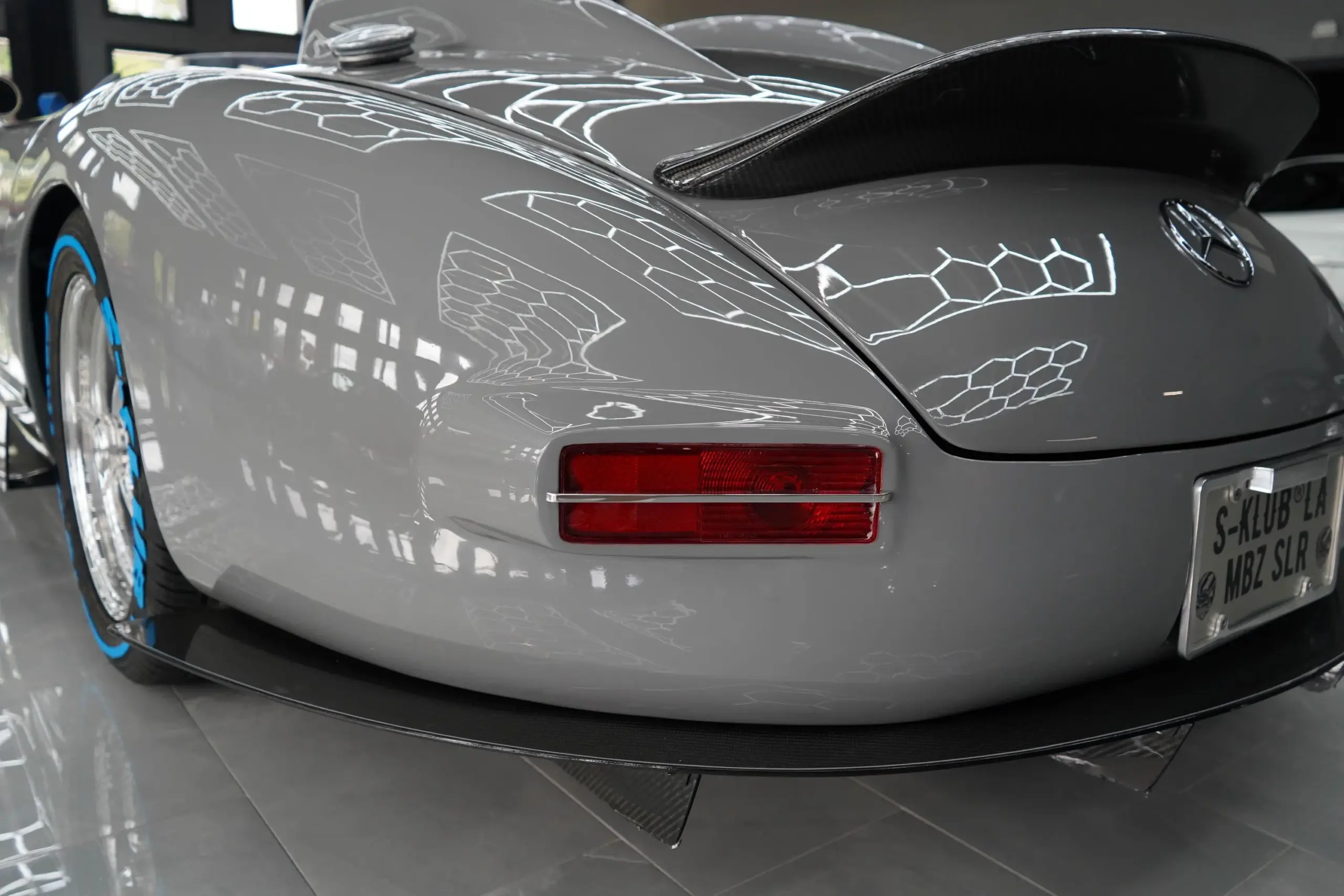 Heckpartie eines Nardo-grauen S-Klub LA Roadsters mit Ducktail-Spoiler und Tankverschluss auf dem Deckel.