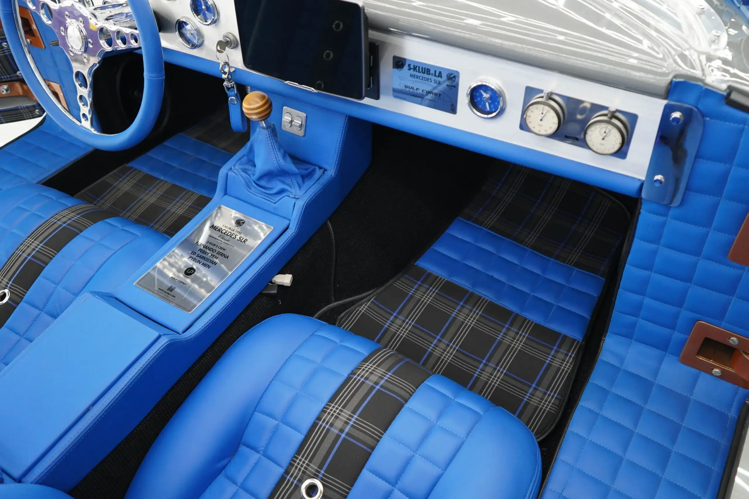 Innenraum des S-Klub LA Roadster-Einzelstücks mit königsblauem Leder, Karoelementen und Schalthebel aus Holz.