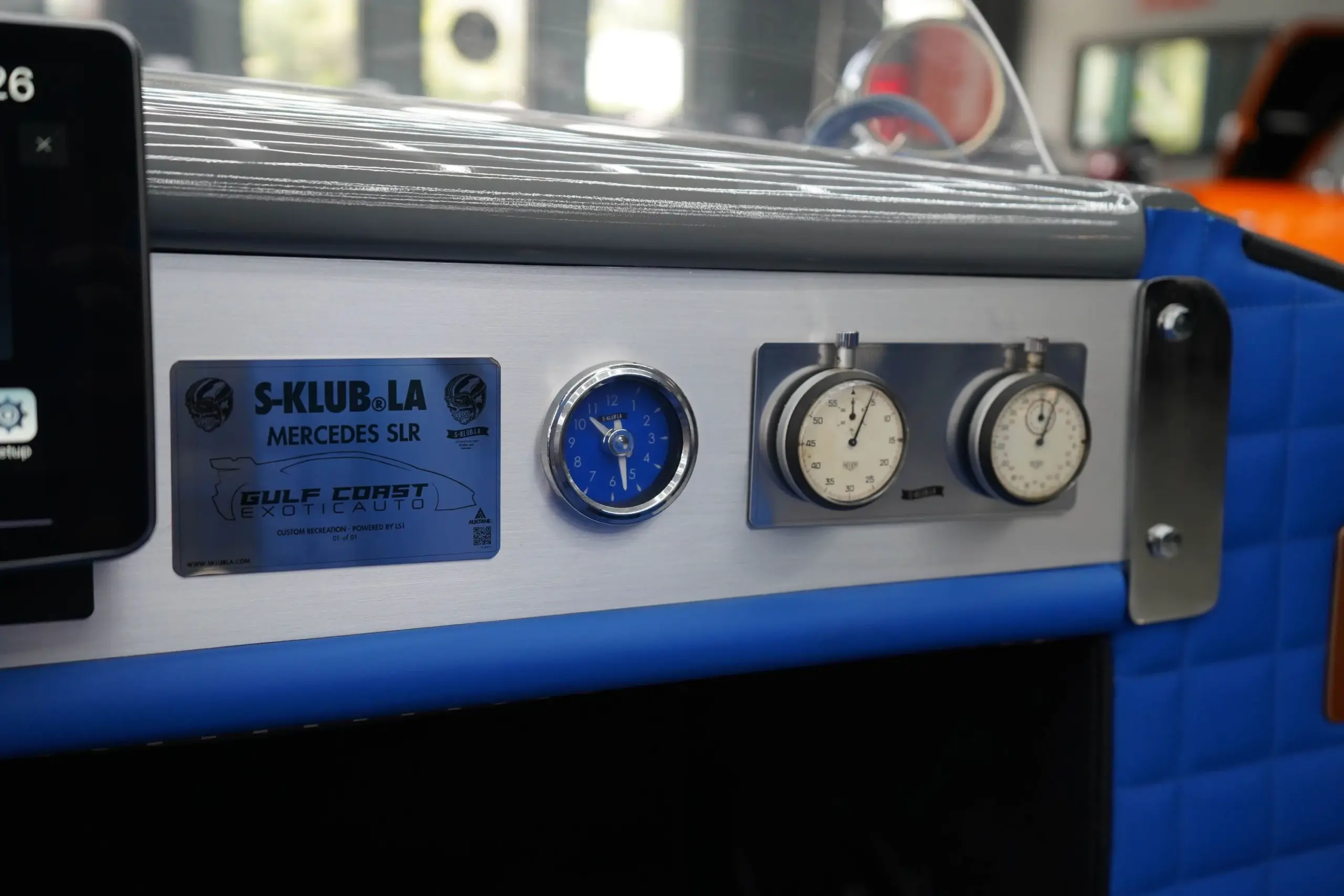 Plakette, Uhr und Stoppuhren im Cockpit des von S-Klub LA gebauten Mercedes SLR Roadsters mit blauer Innenausstattung
