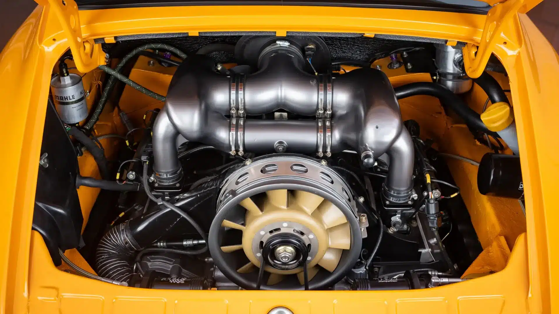 Motorraum eines 1987er Porsche 911 Safari mit luftgekühltem 3,2-Liter-Sechszylinder-Boxermotor, technisch umgebaut für Offroad-Einsätze.