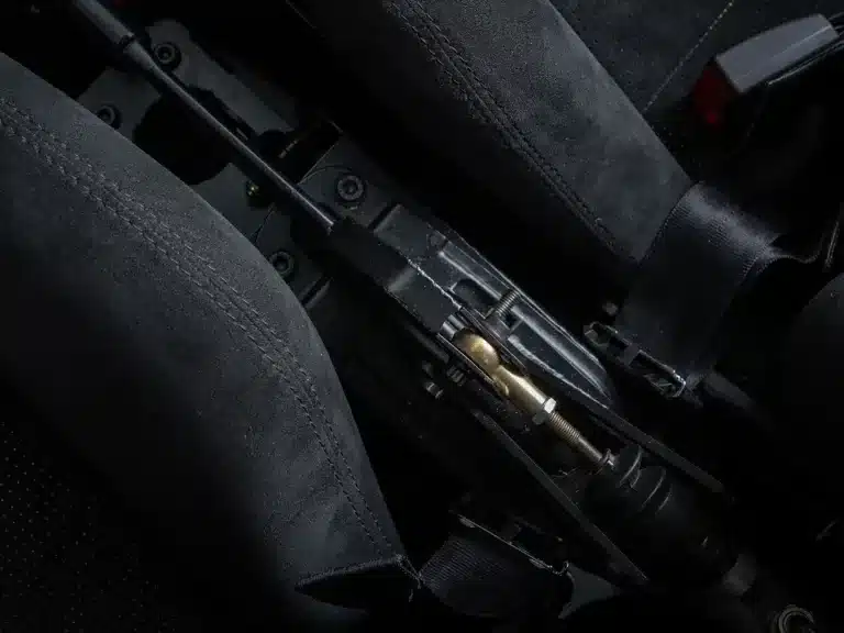 Nahaufnahme des Schalthebels und der Mittelkonsolenbereiche zwischen den Sitzen eines Porsche 911 Safari.