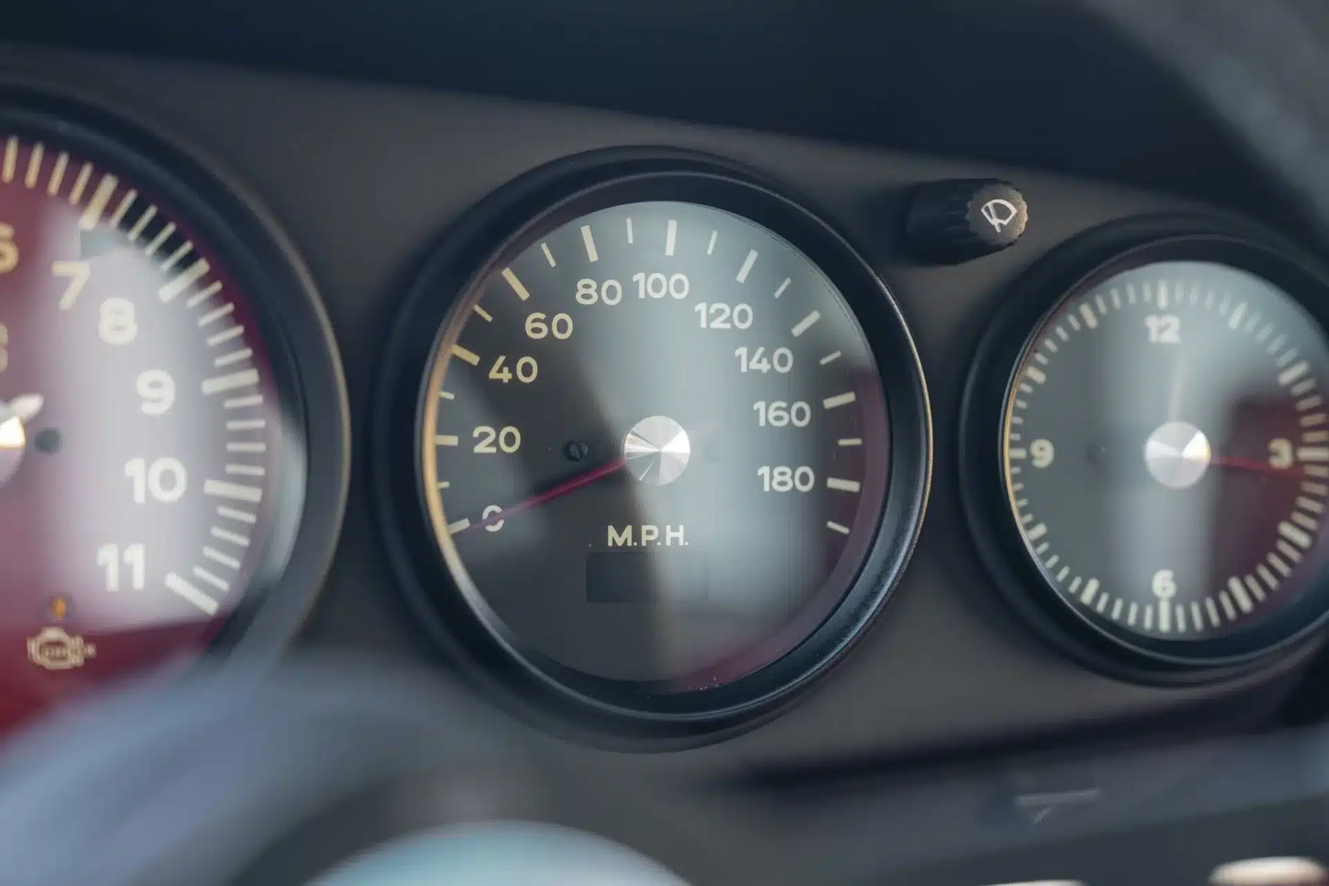 Nahaufnahme des Tachometers im Cockpit eines 1990er Porsche 911 Carrera Classic Study by Singer, Skala bis 180 mph.
