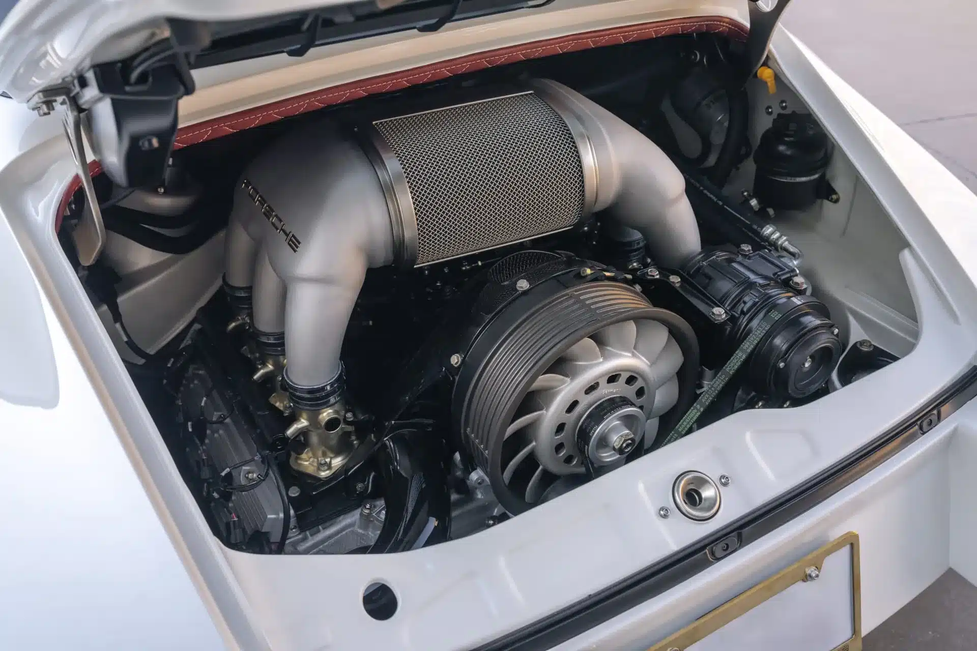 Restaurierter 4,0-Liter-Boxermotor im Heck eines Porsche 911 Carrera Classic Study by Singer, Nahaufnahme des Motorraums.