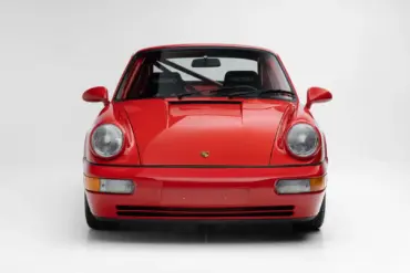 Rote Frontansicht eines Porsche 911 Carrera RS N/GT, Modelljahr 1992, mit sichtbarem Überrollbügel und Recaro-Sitzen.