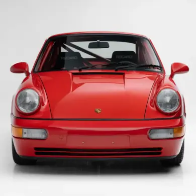 Rote Frontansicht eines Porsche 911 Carrera RS N/GT, Modelljahr 1992, mit sichtbarem Überrollbügel und Recaro-Sitzen.