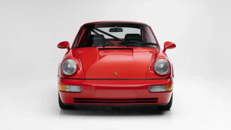 Rote Frontansicht eines Porsche 911 Carrera RS N/GT, Modelljahr 1992, mit sichtbarem Überrollbügel und Recaro-Sitzen.
