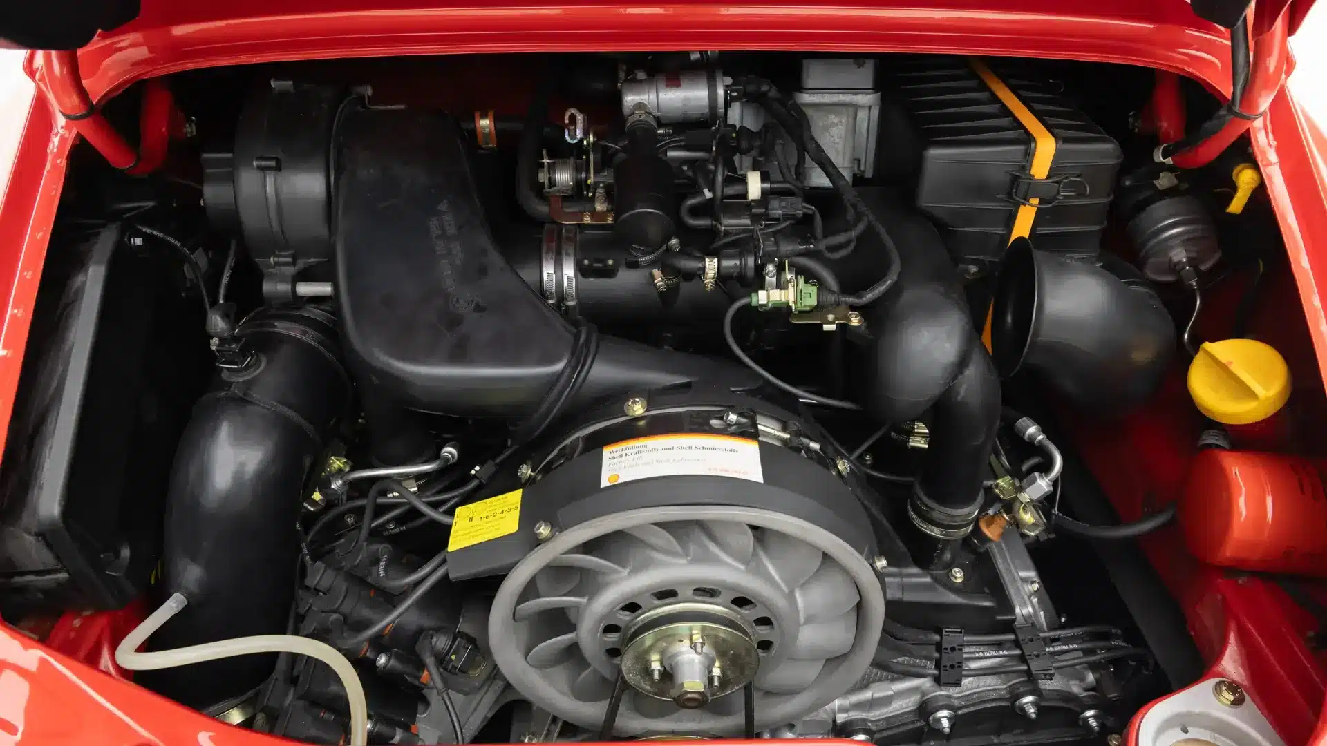 Boxermotor des Porsche 911 Carrera RS N/GT, Baujahr 1992, mit Twin-Spark-Zündung und Trockensumpfschmierung.
