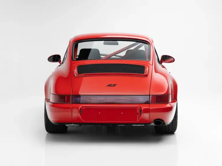 Heckansicht eines roten Porsche 911 Carrera RS N/GT der 964er-Generation mit sichtbarem Überrollbügel
