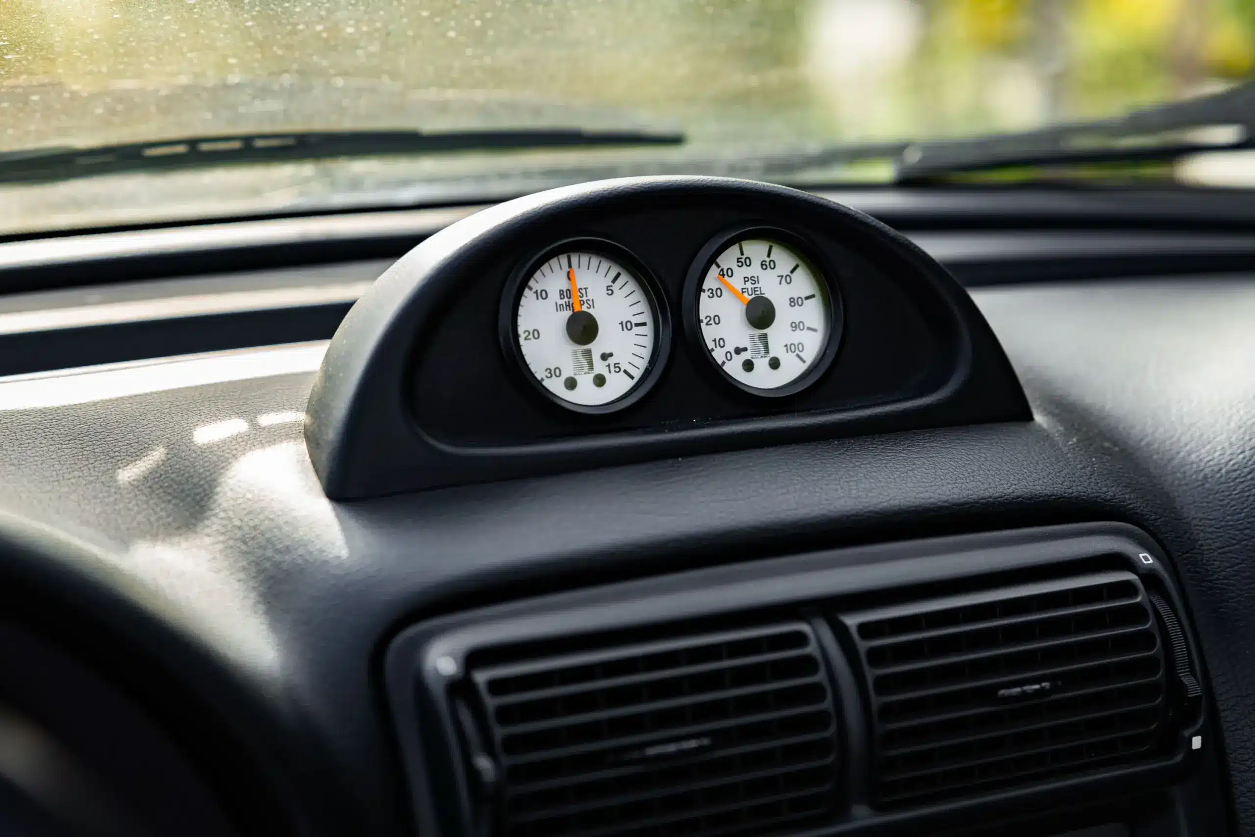 Cockpit des Saleen Mustang S351 mit Zusatzinstrumenten für Ladedruck (Boost) und Kraftstoffdruck (Fuel Pressure) auf dem Armaturenbrett.