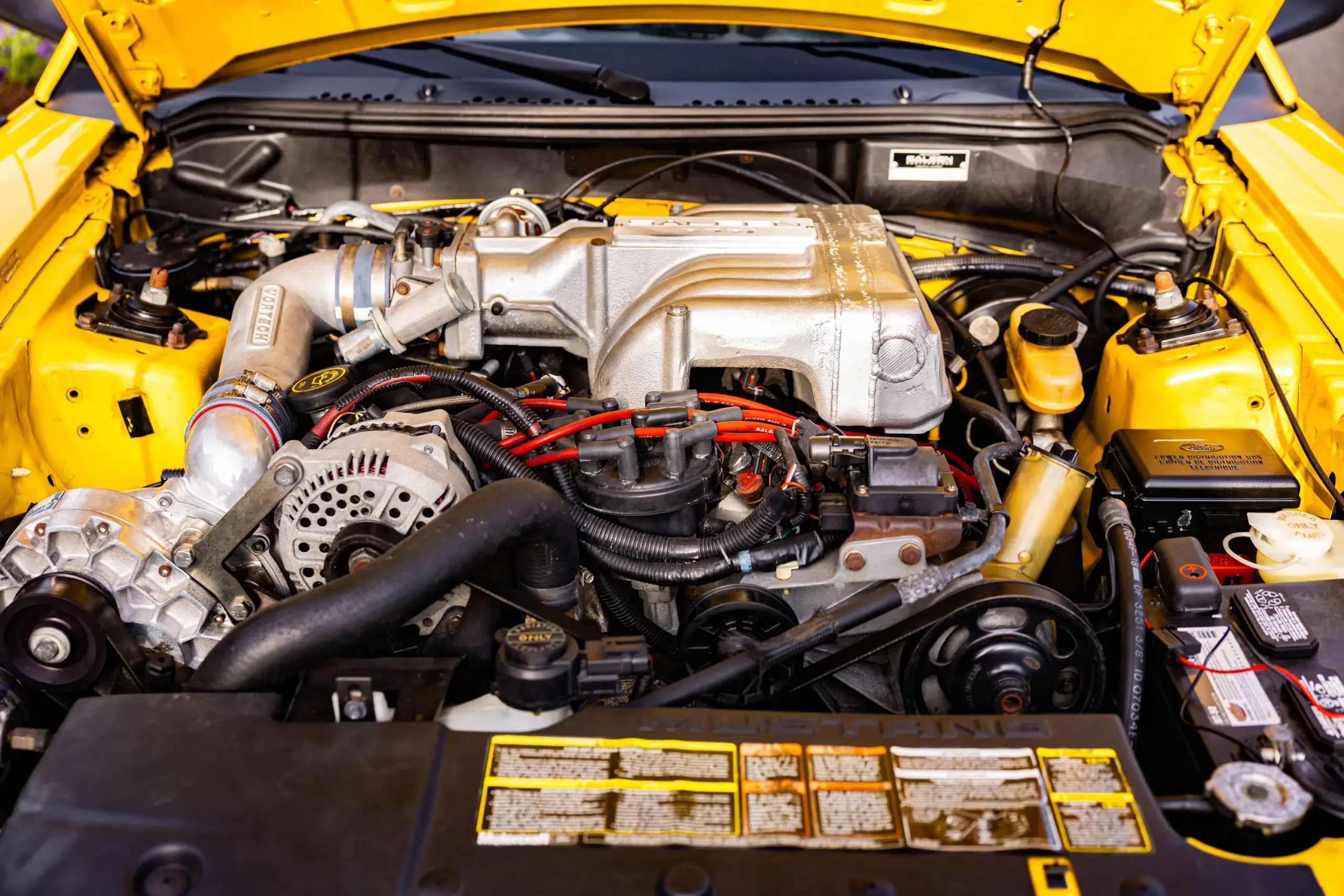 Motorraum des 1995 Saleen Mustang S351 mit Vortech-Kompressor und Leistungsmerkmalen