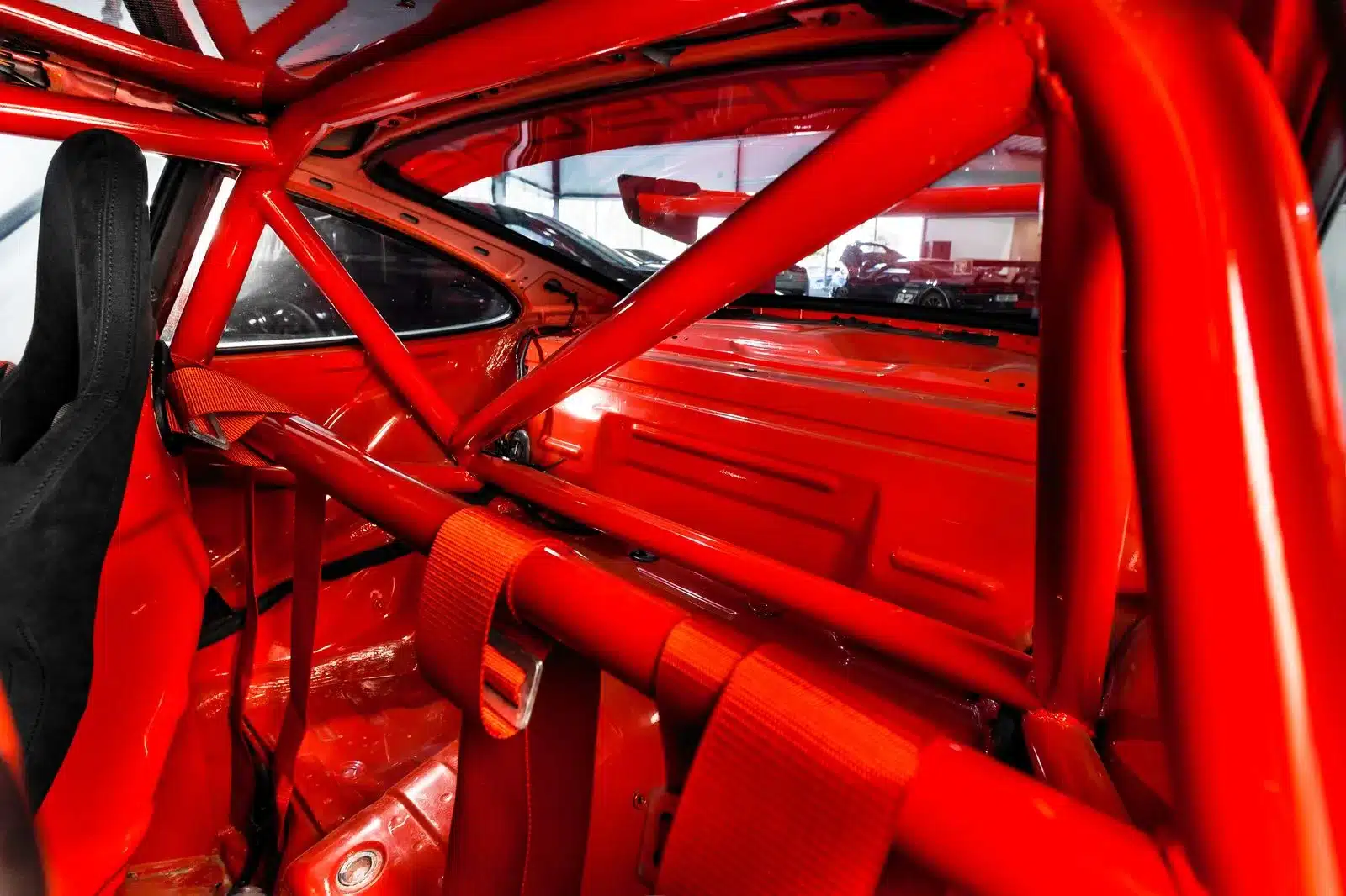 Überrollkäfig und Fahrgastzelle eines Porsche 993 GT2-Umbau, innen in rot mit Alcantara-Rennschalensitz.