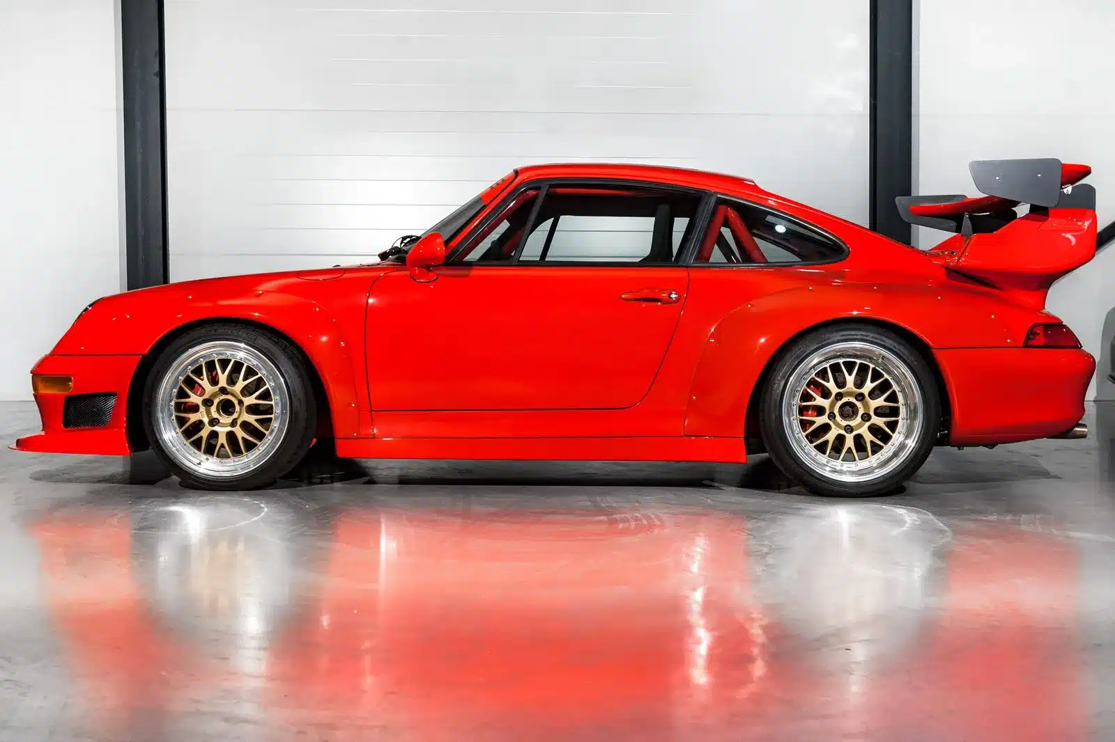 Porsche 993 Turbo GT2-Evo Re-creation in roter Lackierung mit großen BBS-Felgen und Rennsport-Heckflügel