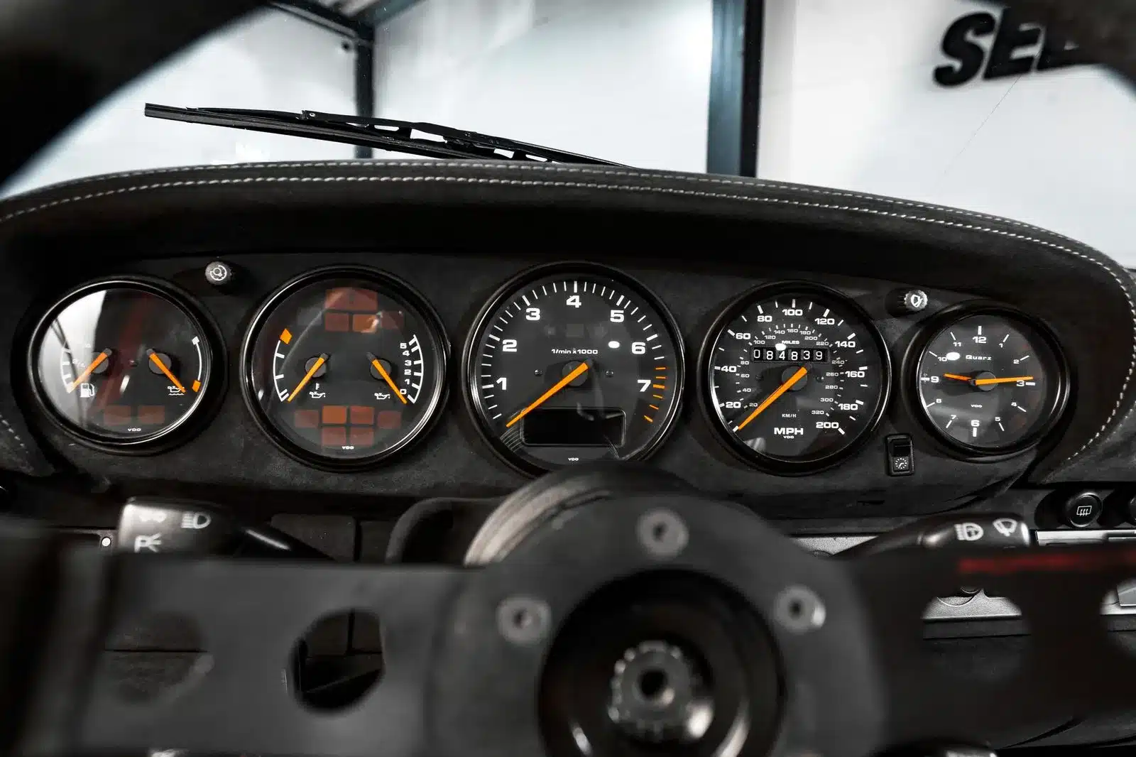 Analoge Cockpit-Instrumente im Porsche 993 Turbo GT2-Umbau, Zentraldrehzahlmesser und Tachometer bis 200 mph.