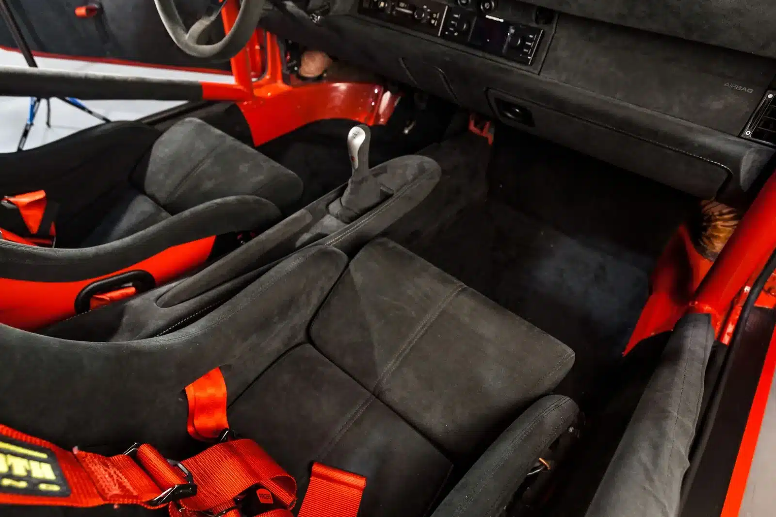 Innenraum mit Alcantara-GT2-Schalensitzen und Überrollkäfig eines Porsche 993 GT2-Evo