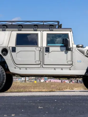 2002 Hummer H1 Wagon in Silber, Seitenansicht mit Dachgepäckträger, auf offener Fläche stehend
