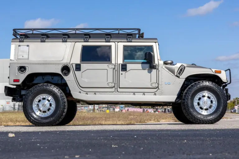 2002 Hummer H1 Wagon in Silber, Seitenansicht mit Dachgepäckträger, auf offener Fläche stehend