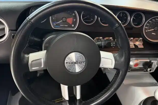 Lenkrad und Armaturenbrett eines Ford GT von 2006 mit sichtbarem Drehzahlmesser und Tacho.
