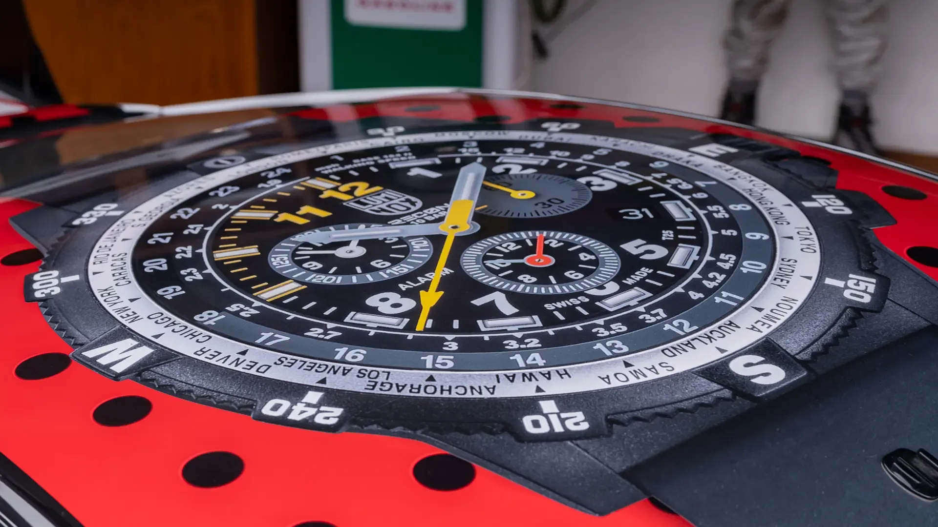 Großes schwarzes Uhrenzifferblatt mit mehreren Anzeigen und gelben sowie weißen Details