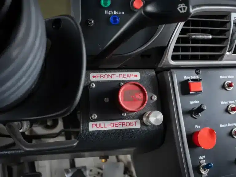 Blick auf Bedienelemente und Schalter im Cockpit eines Porsche 911 GT3 Cup (Modell 2007)