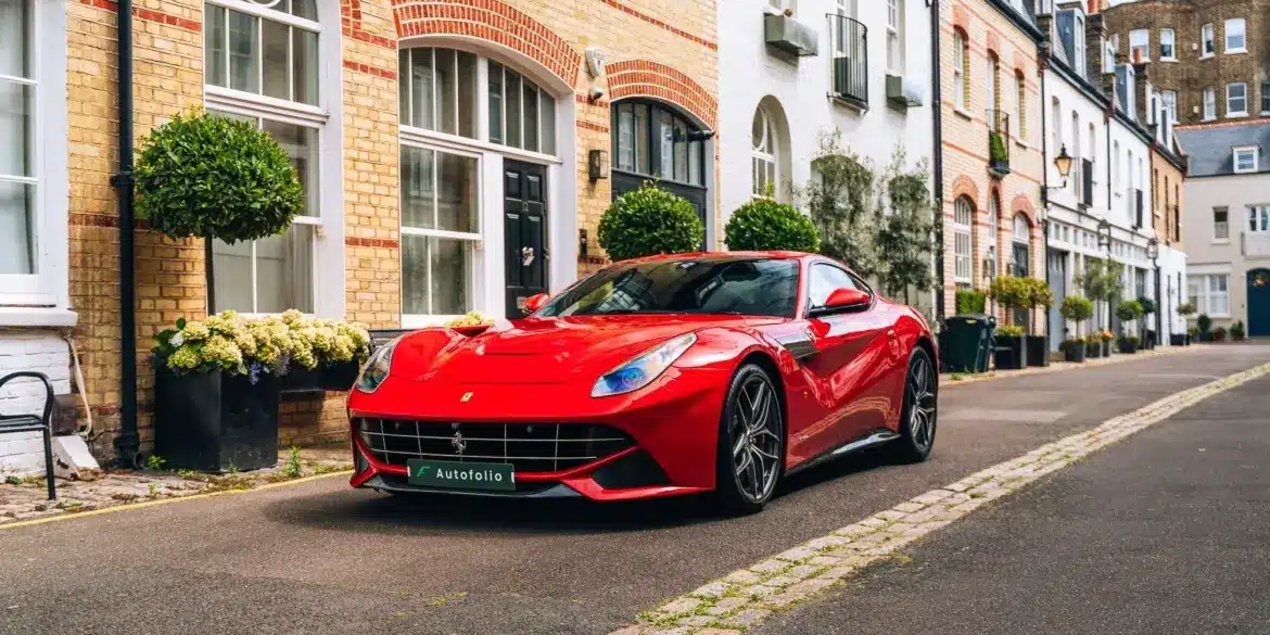 2013er Ferrari F12 Berlinetta in Rot, geparkt in einer ruhigen Londoner Wohnstraße, rechtsgelenktes Coupé