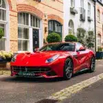 2013er Ferrari F12 Berlinetta in Rot, geparkt in einer ruhigen Londoner Wohnstraße, rechtsgelenktes Coupé