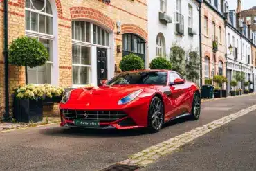 2013er Ferrari F12 Berlinetta in Rot, geparkt in einer ruhigen Londoner Wohnstraße, rechtsgelenktes Coupé