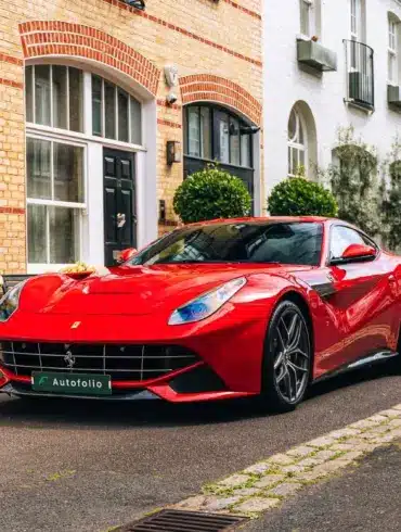 2013er Ferrari F12 Berlinetta in Rot, geparkt in einer ruhigen Londoner Wohnstraße, rechtsgelenktes Coupé