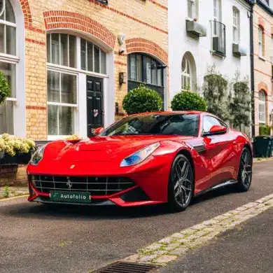 2013er Ferrari F12 Berlinetta in Rot, geparkt in einer ruhigen Londoner Wohnstraße, rechtsgelenktes Coupé