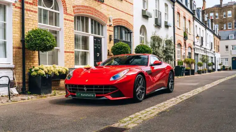 2013er Ferrari F12 Berlinetta in Rot, geparkt in einer ruhigen Londoner Wohnstraße, rechtsgelenktes Coupé
