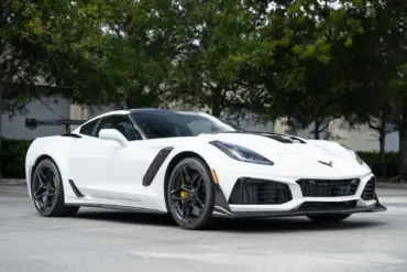 2019 Chevrolet Corvette ZR1 Coupé in Arctic White mit Carbon-Heckflügel und sportlichen Akzenten, Frontansicht, geparkt im Freien.