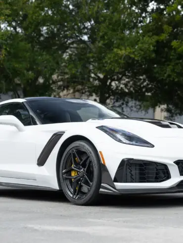 2019 Chevrolet Corvette ZR1 Coupé in Arctic White mit Carbon-Heckflügel und sportlichen Akzenten, Frontansicht, geparkt im Freien.