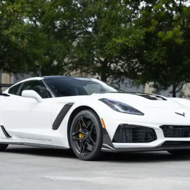 2019 Chevrolet Corvette ZR1 Coupé in Arctic White mit Carbon-Heckflügel und sportlichen Akzenten, Frontansicht, geparkt im Freien.