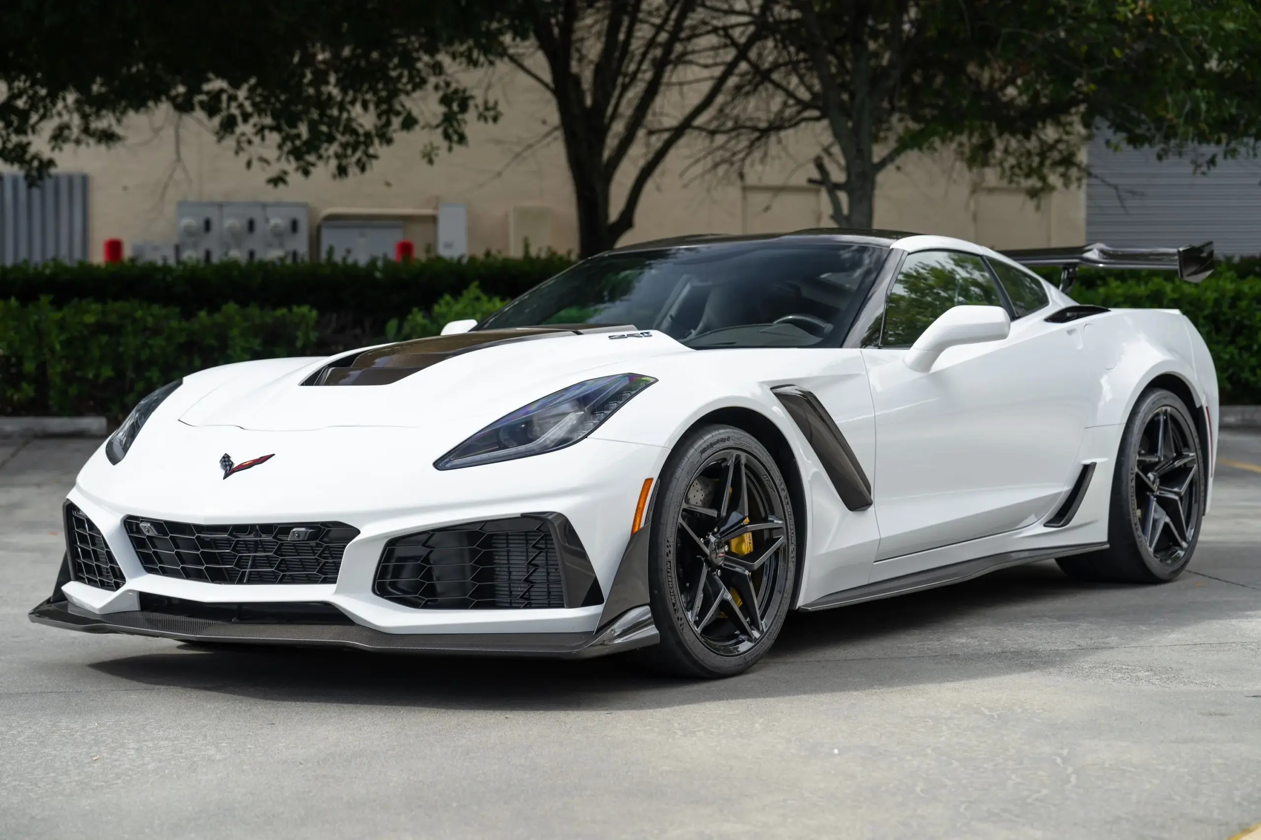 Weiße 2019 Chevrolet Corvette ZR1 Coupé mit Carbon-Außenteilen und großen Heckflügel im Freien.