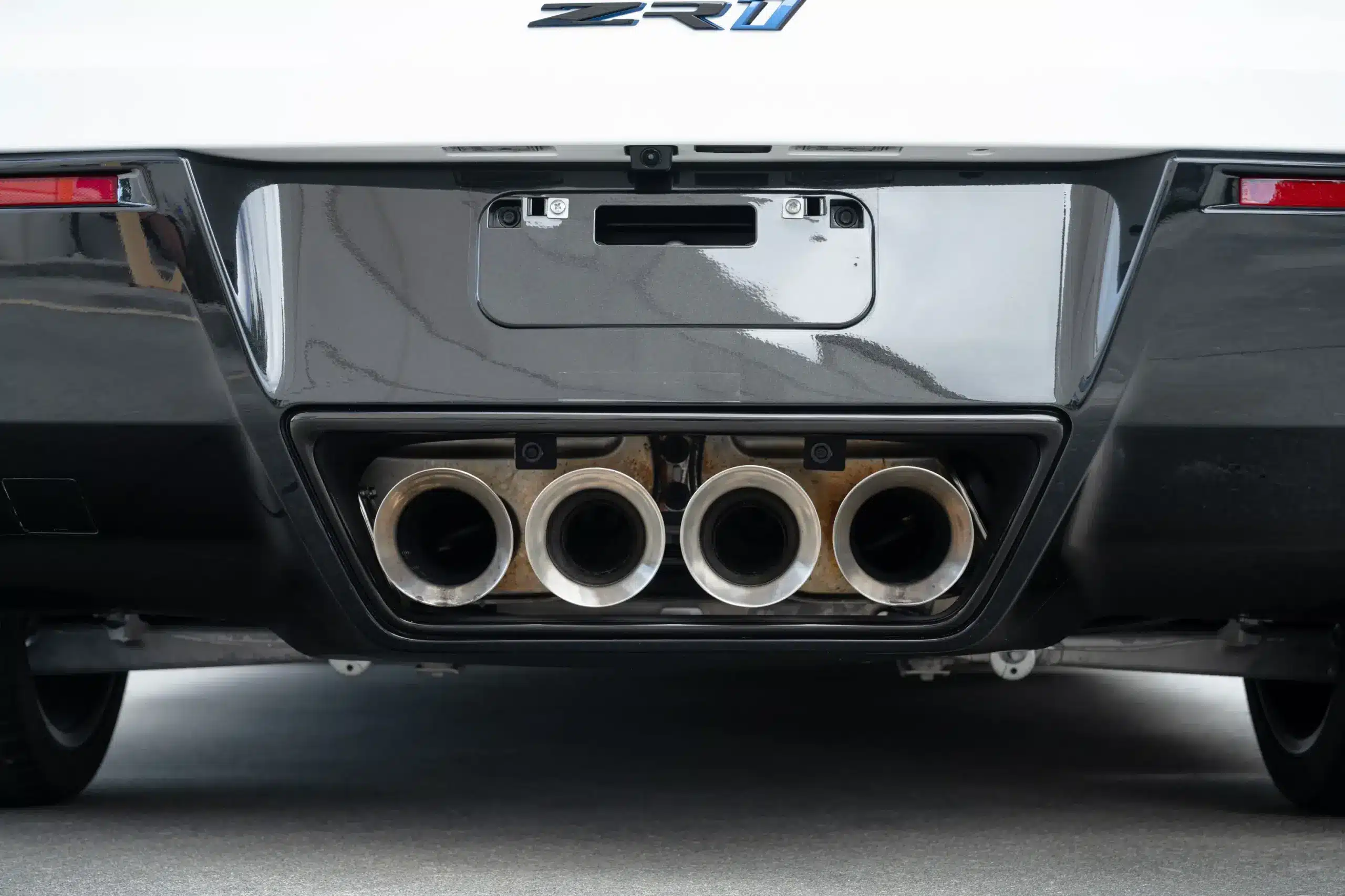 Auspuffanlage mit vier Endrohren am Heck einer Chevrolet Corvette ZR1 Coupé von 2019 in Arctic White