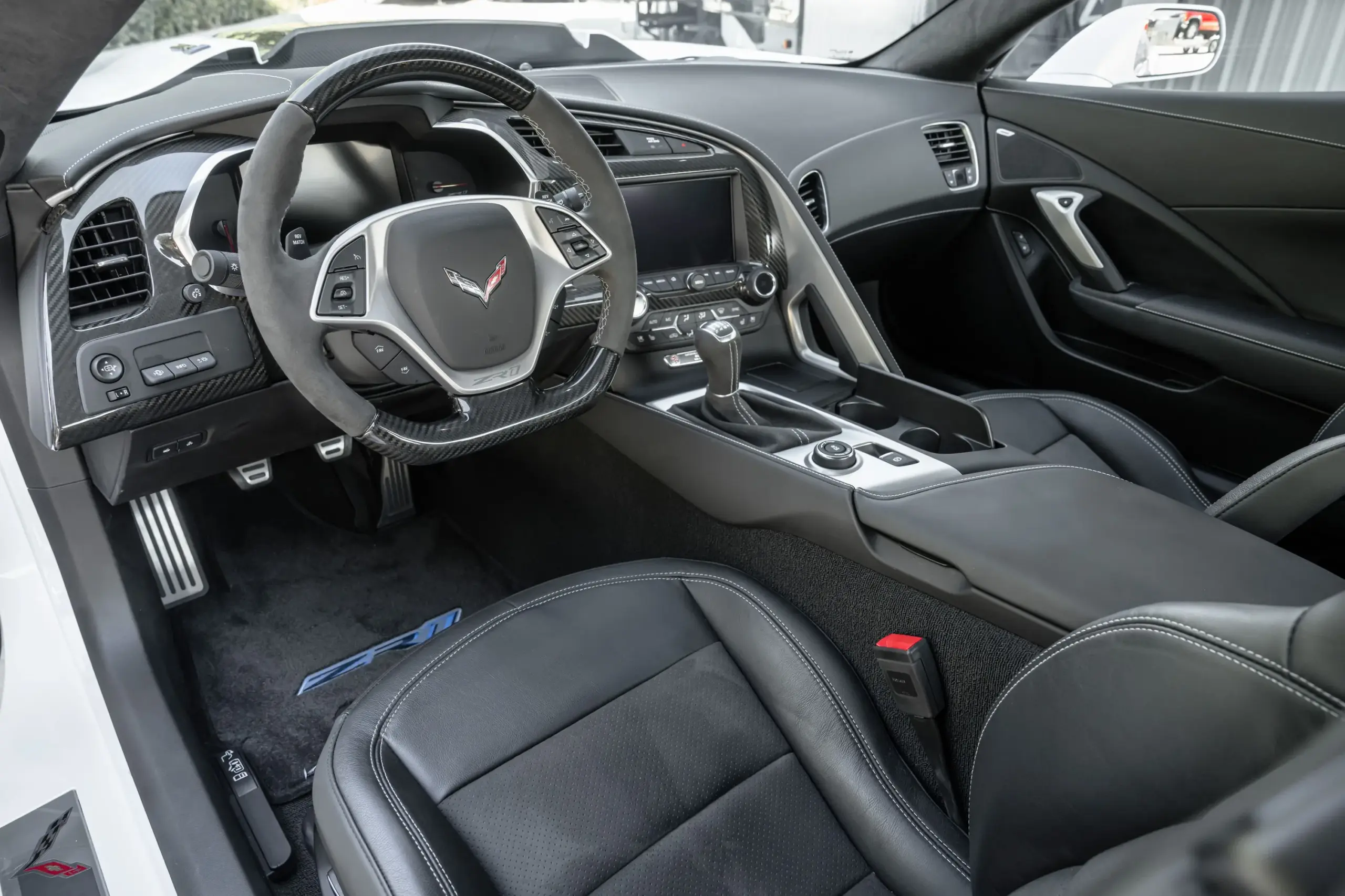 Blick in den Innenraum einer 2019 Chevrolet Corvette ZR1 Coupé mit Carbon-Elementen und Sportsitzen in Schwarz.