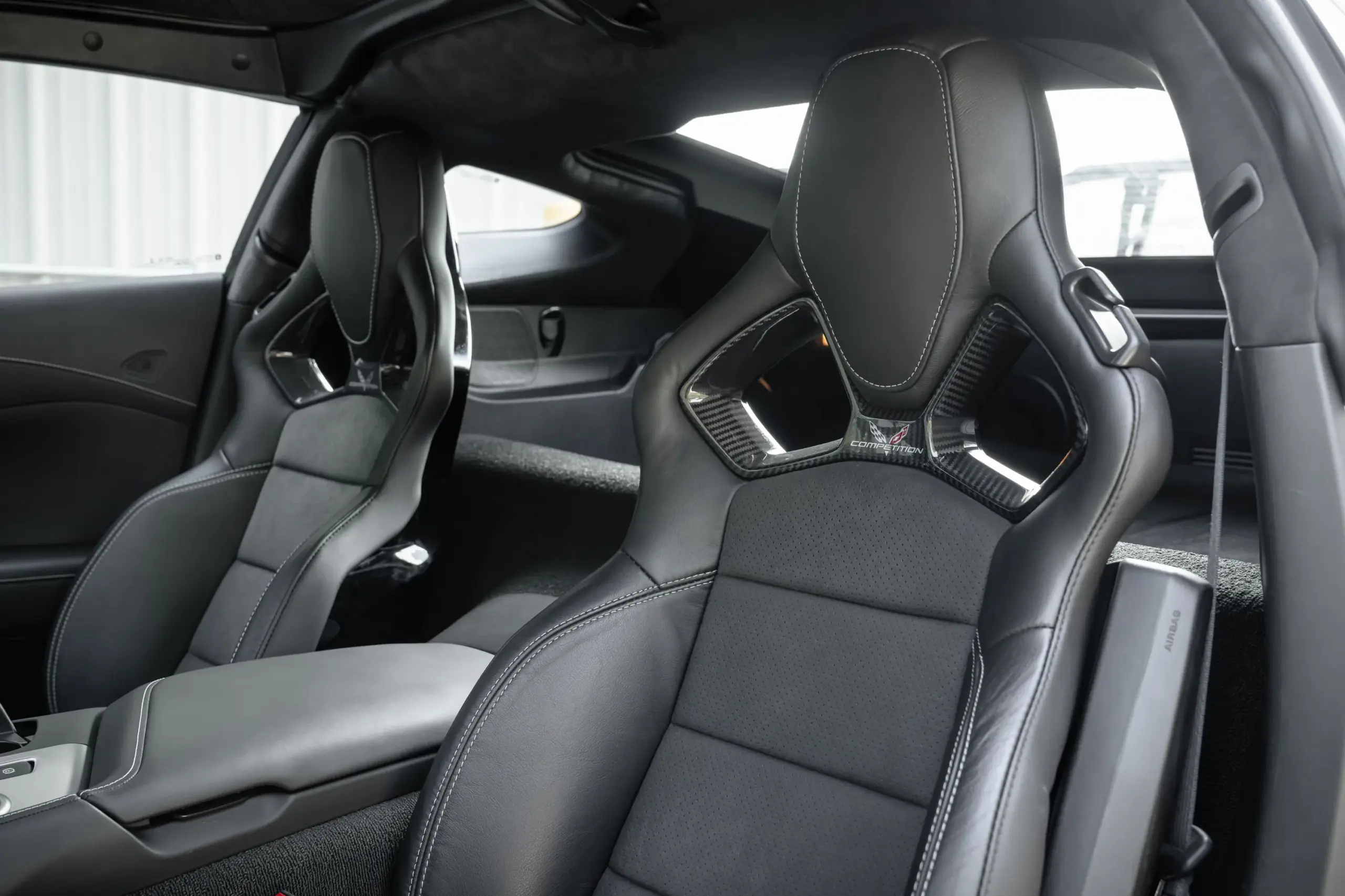 Competition-Sportsitze mit Carbon-Elementen und Mikrofaser in einer Chevrolet Corvette ZR1 Coupé 2019.