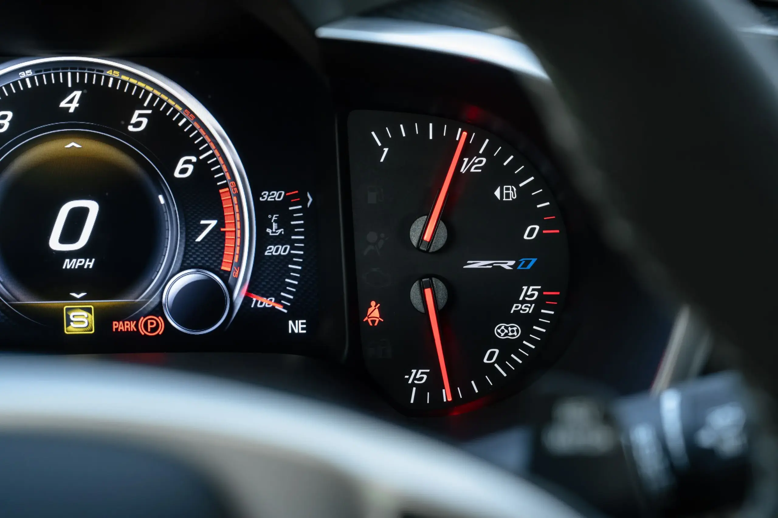 Nahaufnahme des Kombiinstruments einer Chevrolet Corvette ZR1 mit ZR1-Logo, Tacho und Ladedruckanzeige