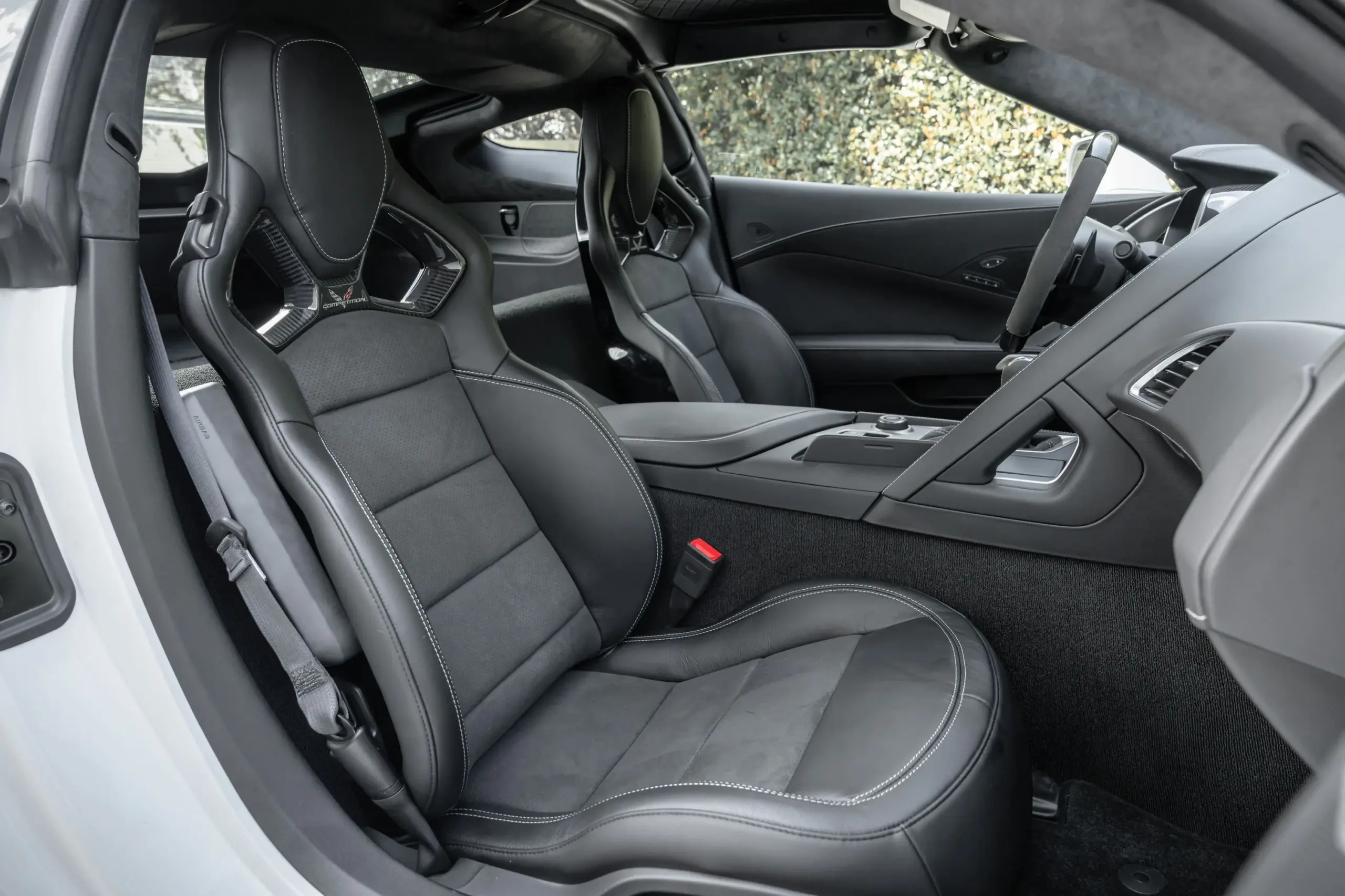 Detailaufnahme der Sportsitze und des Innenraums einer 2019 Chevrolet Corvette ZR1 Coupé mit schwarzen Ledersitzen und weißen Kontrastnähten.