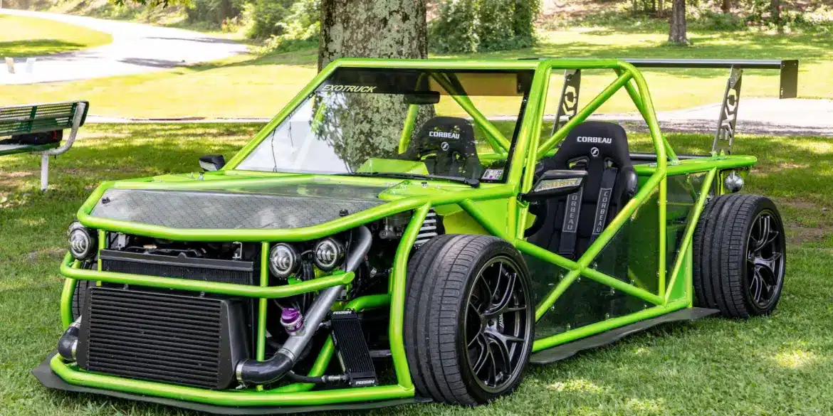 Leuchtend grüner Exotruck GR mit offenem Cockpit, Aluminium-Chassis und sichtbarem Überrollkäfig auf einer Rasenfläche.