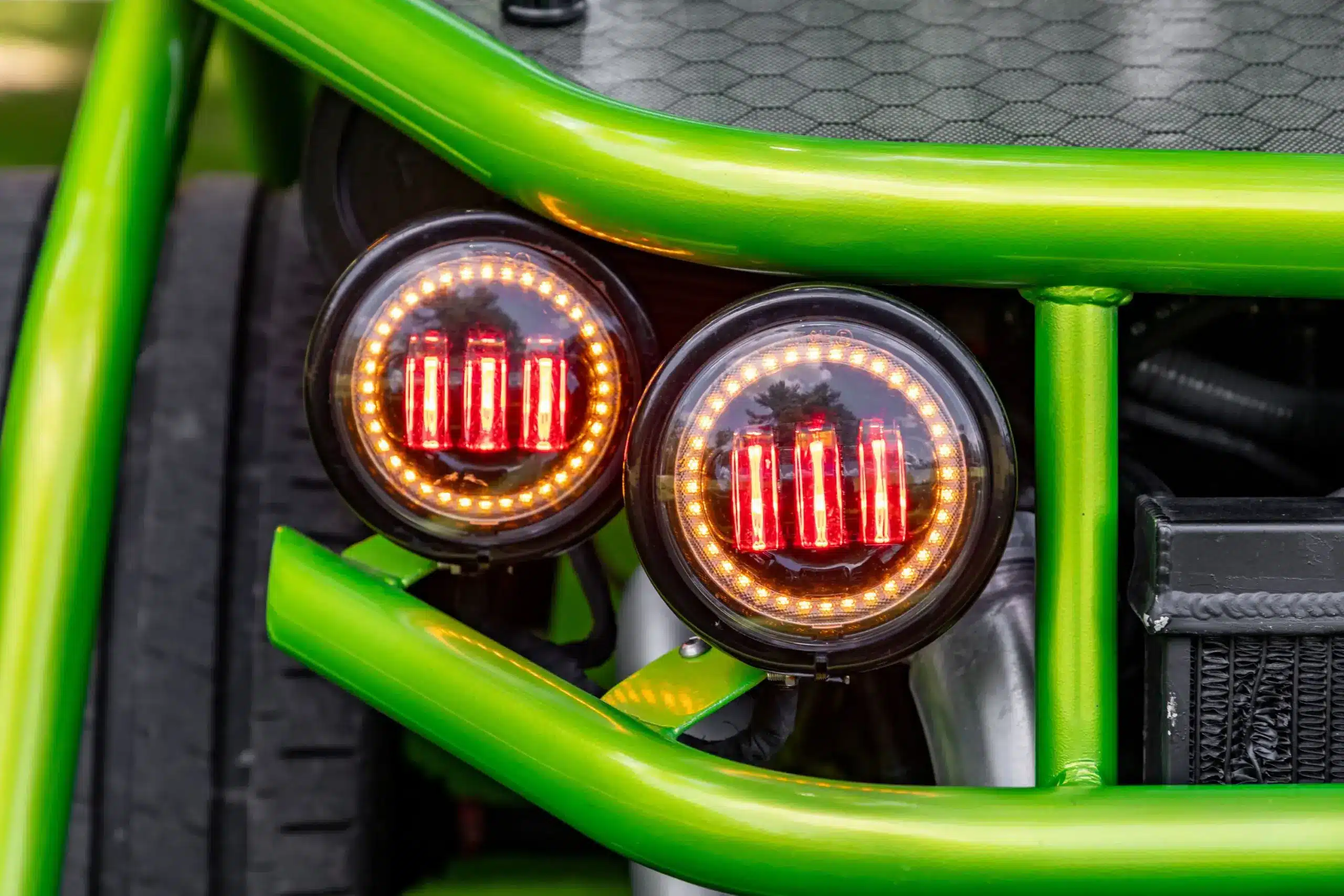 LED-Rückleuchten mit Halo-Ringen und grünem Überrollkäfig am Exotruck GR