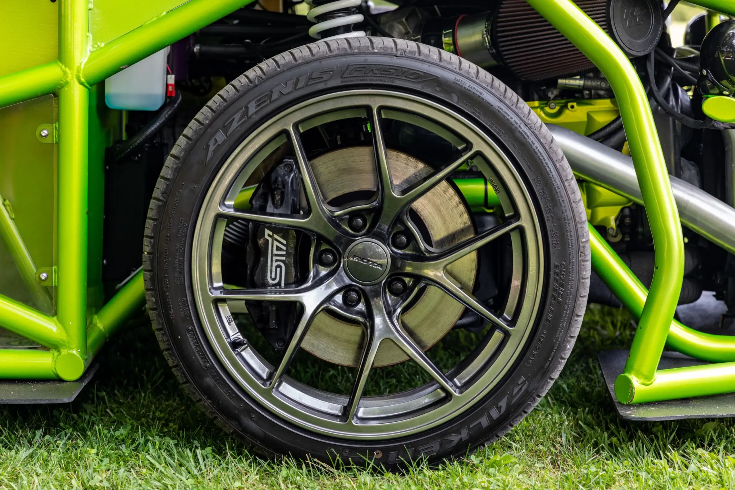 Nahaufnahme einer Rota-Felge mit Falken Azenis FR510 Reifen, Brembo-Bremsanlage und grünem Rohrrahmen am Exotruck GR