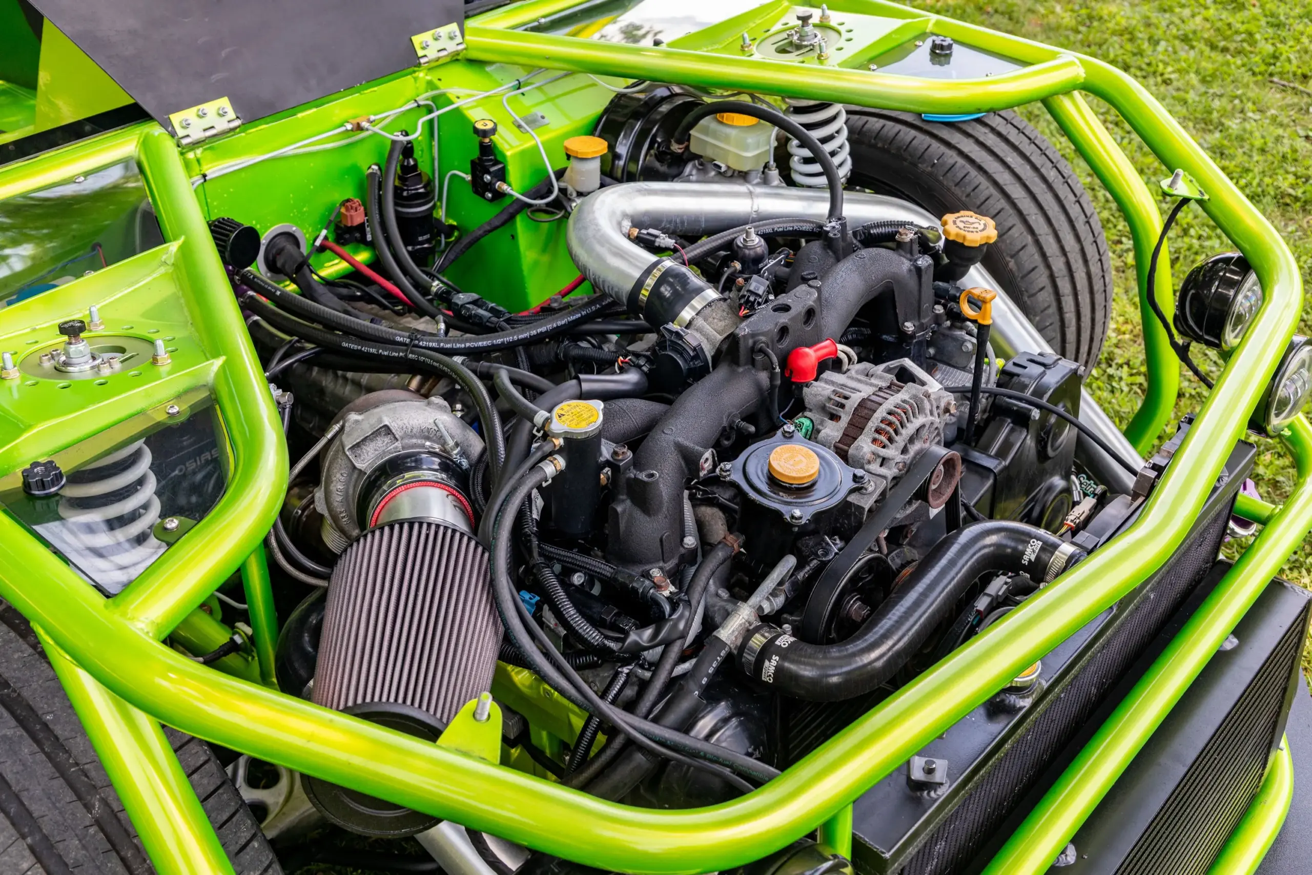 Der Motorraum des Exotruck GR zeigt den verbauten Subaru-Boxermotor, Turbo, Ladeluftkühlung und technische Komponenten im offenen Chassis.