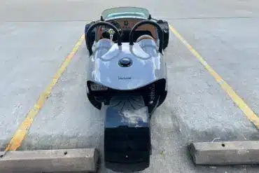 Heckansicht einer 2022 Vanderhall Venice in einer Parklücke, das einzelne Hinterrad und die Roadster-Karosserie sind gut sichtbar.