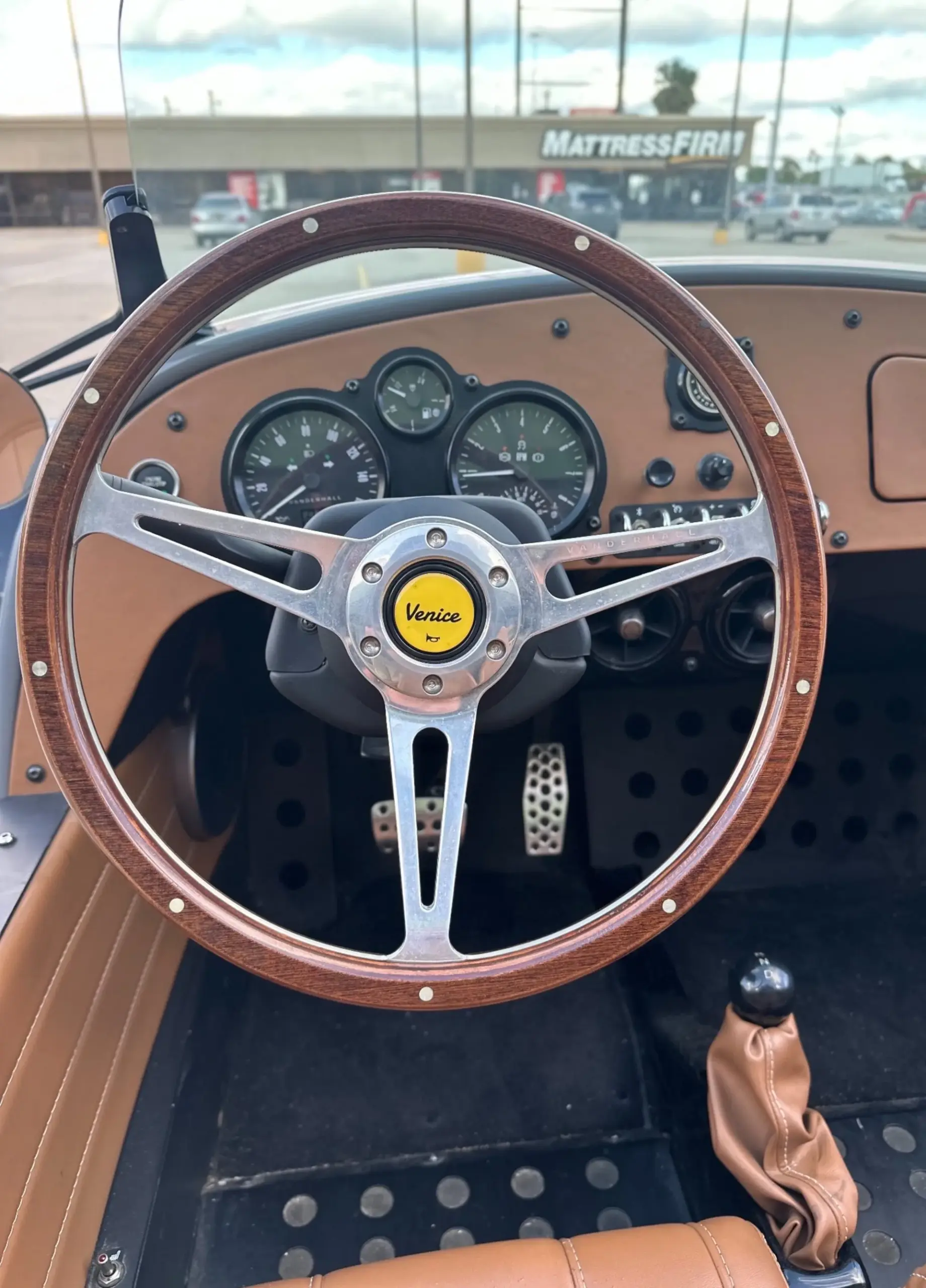 Nahaufnahme des klassischen Holzlenkrads, der Instrumenteneinheit und des Cockpits einer 2022 Vanderhall Venice