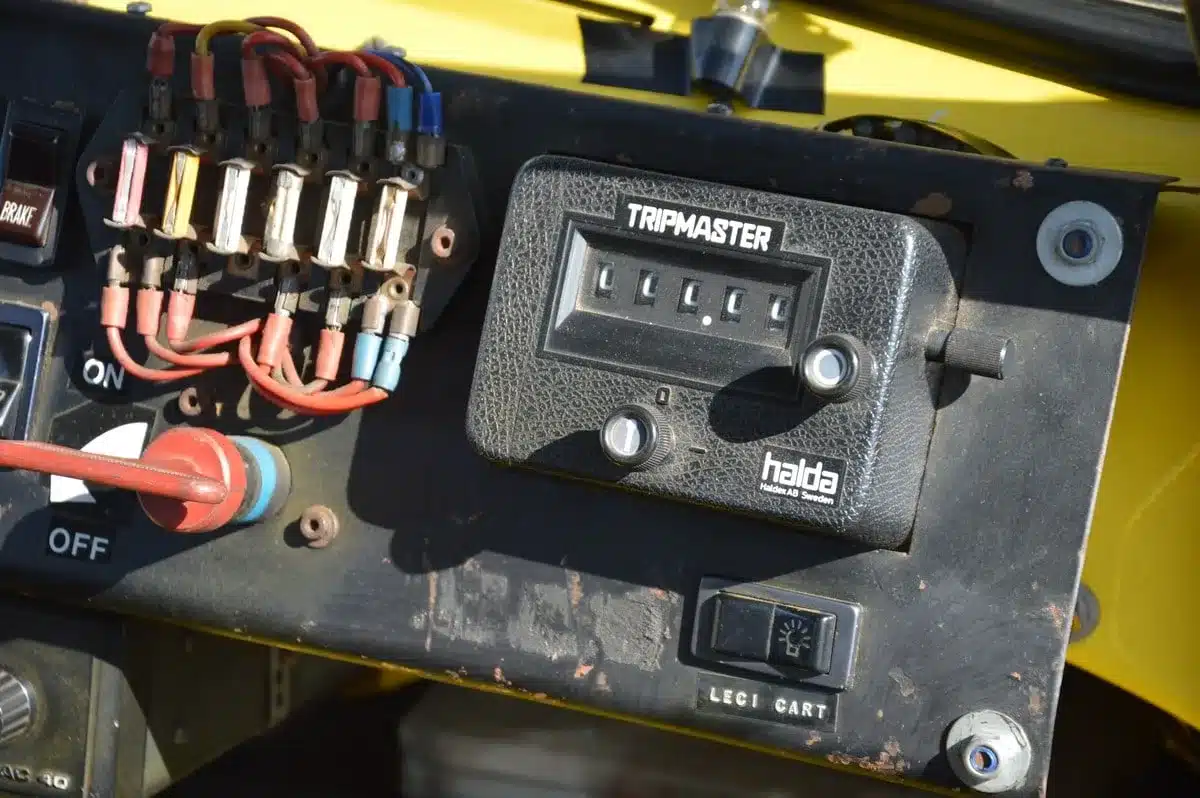 Armaturenbrett der Abarth 600 TC Replica mit Halda-Tripmaster und sichtbaren Verkabelungen