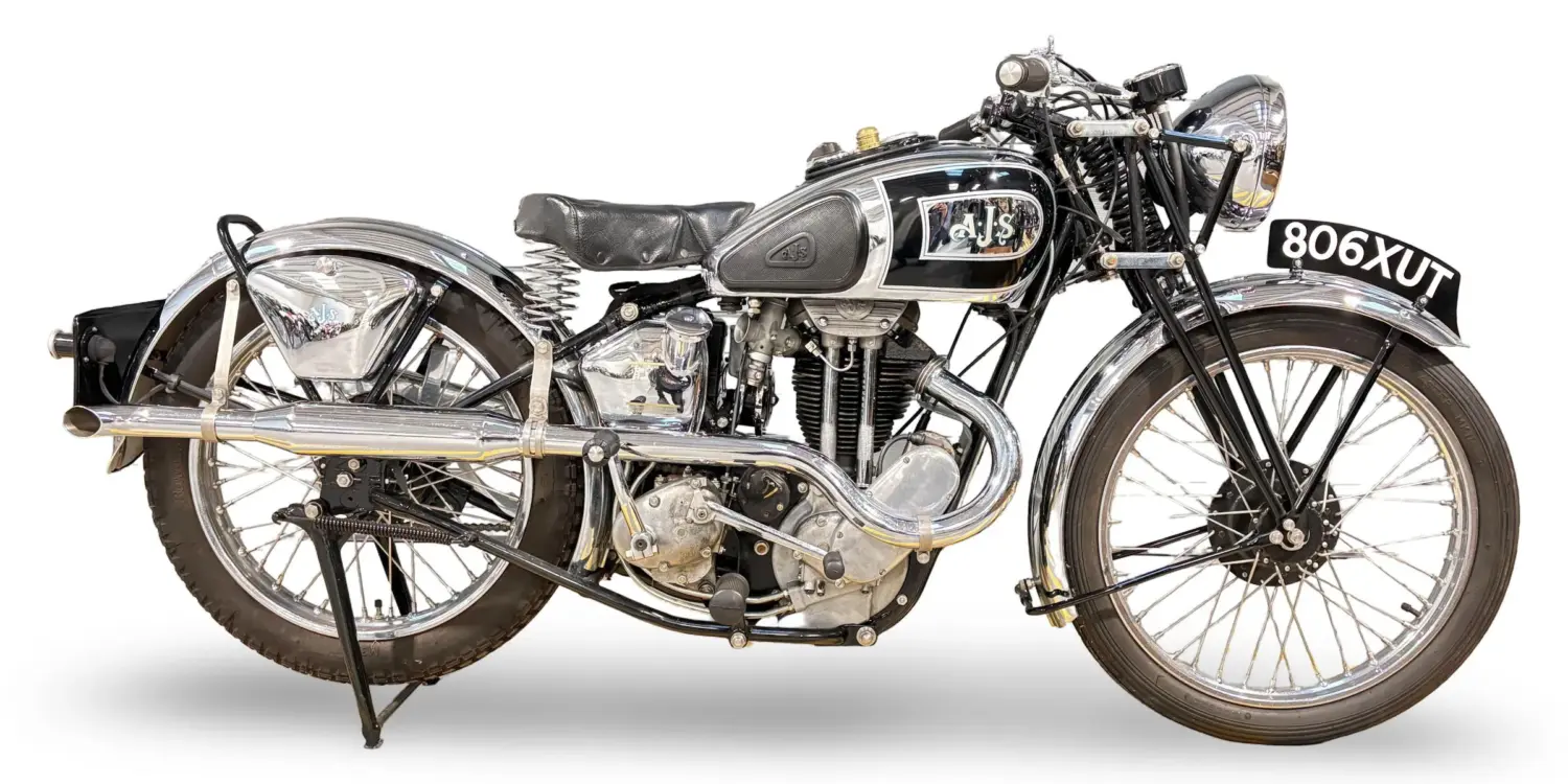 AJS Model 26 Silver Streak von 1938, restauriertes britisches Motorrad mit Chromteilen, Seitenansicht vor weißem Hintergrund.