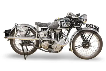 AJS Model 26 Silver Streak von 1938, restauriertes britisches Motorrad mit Chromteilen, Seitenansicht vor weißem Hintergrund.
