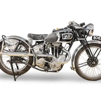 AJS Model 26 Silver Streak von 1938, restauriertes britisches Motorrad mit Chromteilen, Seitenansicht vor weißem Hintergrund.